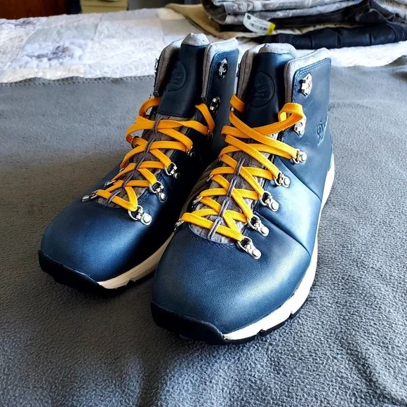 DANNERMountain 600 4.5 Men 10.5 Leather WaterproofVibram Sole Blue Boots NEW